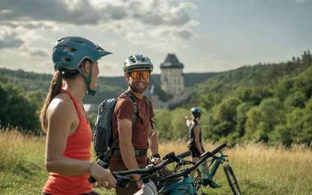 E-bike dagtrip vanuit Praag: Het machtige kasteel Karlstejn