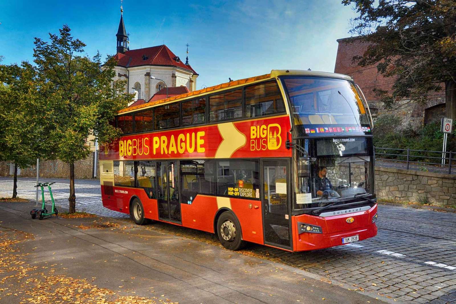 Hop-on hop-off bus Praag met burchttour en riviercruise