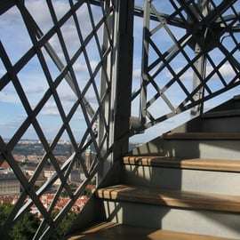 Praag: Petřín uitkijktoren en spiegeldoolhof toegangsbewijs