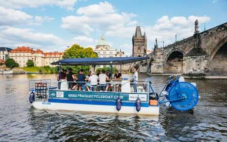 Praag: Zwemmen Bierfiets op een fietsboot