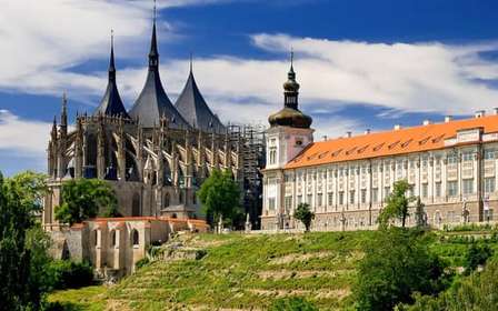 Vanuit Praag: Kutná Hora, Sint-Barbarakerk, Sedlec Ossuarium