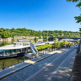 Praag: Vltava rivier lunch cruise in een open glazen boot