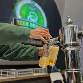 Praag: Rondleiding door het biermuseum met proeverij en bierflesjes vullen