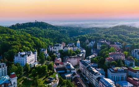 Praag: Karlovy Vary & Loket-tour met warmwaterbronnen & kasteel