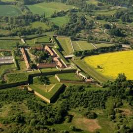Vanuit Praag: Rondleiding door concentratiekamp Terezin met audio