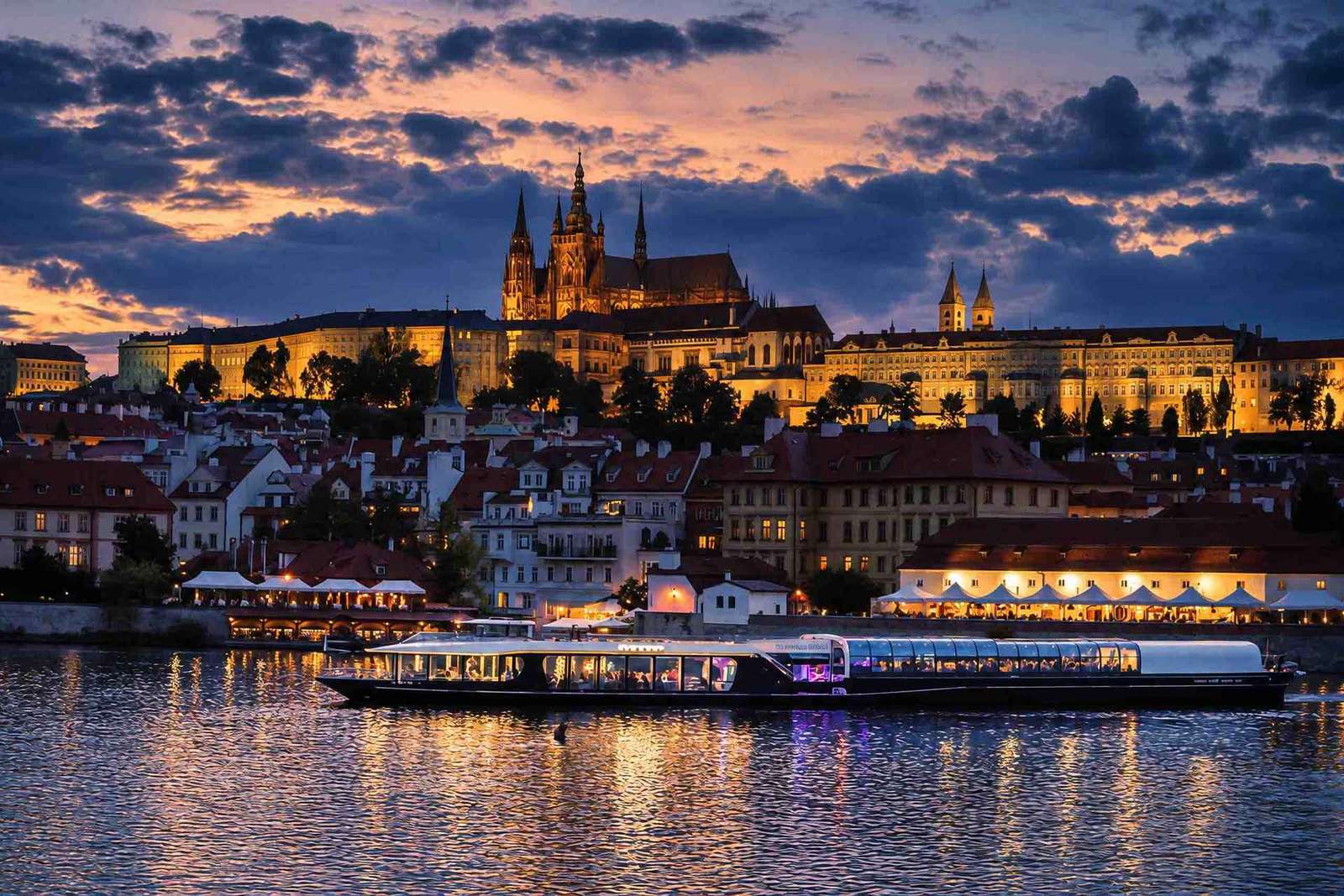 Praag: Sightseeing Dinner Cruise op een open glazen boot