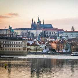Avondrondvaart Praag langs de verlichte Moldau-oevers