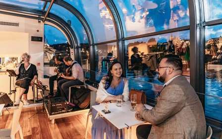 Praag: Sightseeing Dinner Cruise op een open glazen boot