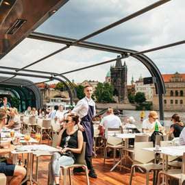 Praag: Vltava rivier lunch cruise in een open glazen boot