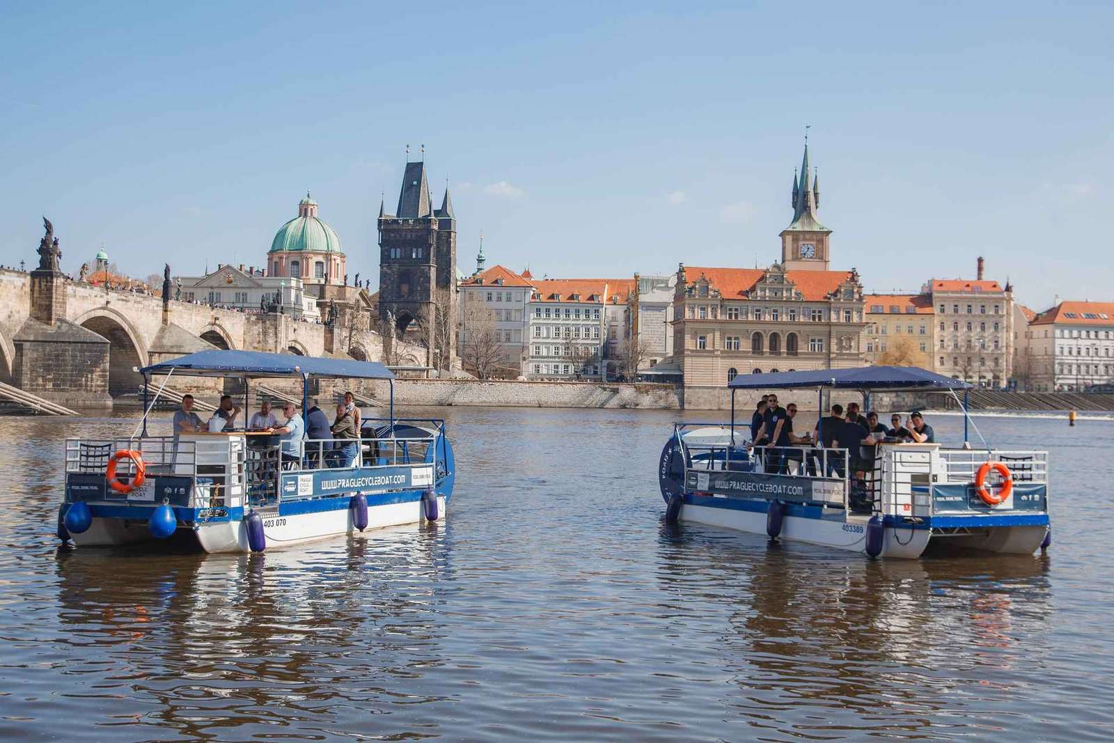 Praag: Zwemmen Bierfiets op een fietsboot