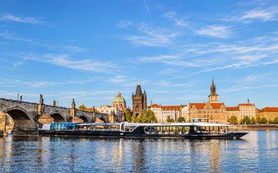 Praag: Vltava rivier lunch cruise in een open glazen boot