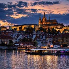 Praag: Sightseeing Dinner Cruise op een open glazen boot