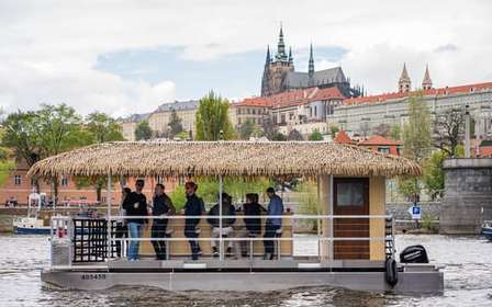 Praag: Sightseeingcruise met Tiki-boot met drankjes