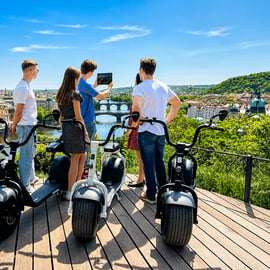 Praag: 3 uur durende Fat Tire E-scooter Tour