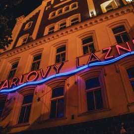 Praag: kroegentocht met toegang tot Karlovy Lazne en shots