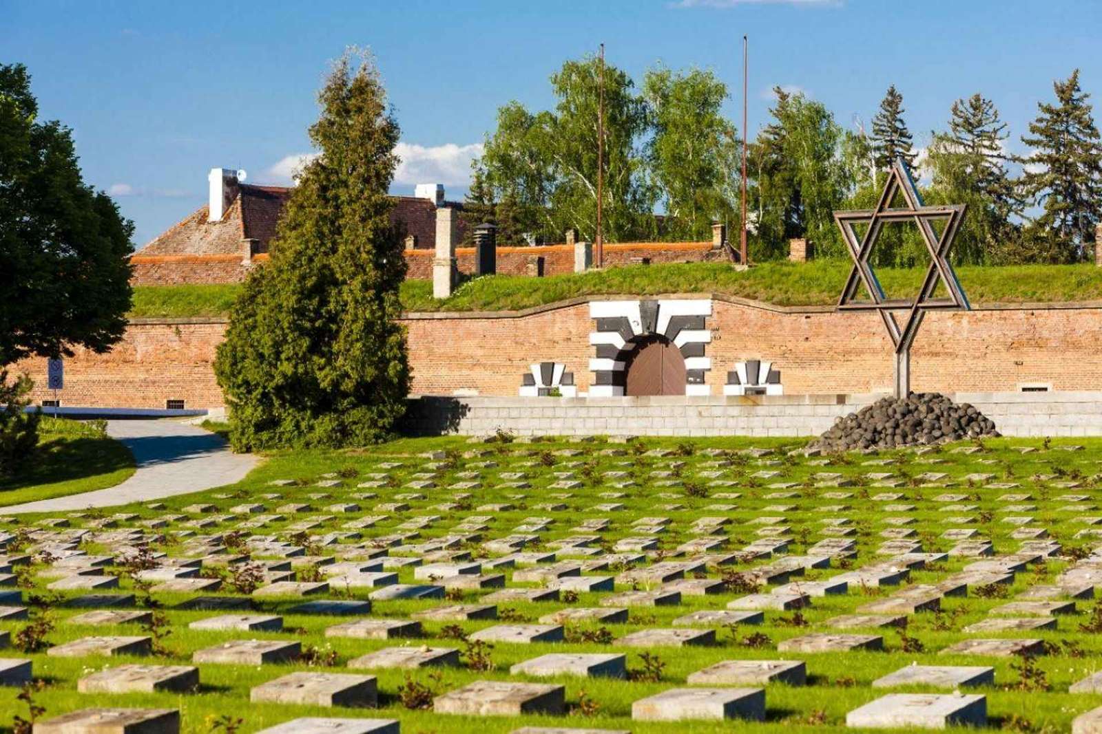 Vanuit Praag: Rondleiding door concentratiekamp Terezin
