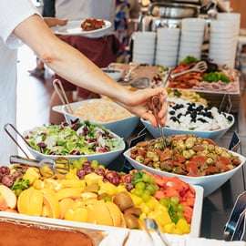 Praag: Vltava rivier lunch cruise in een open glazen boot