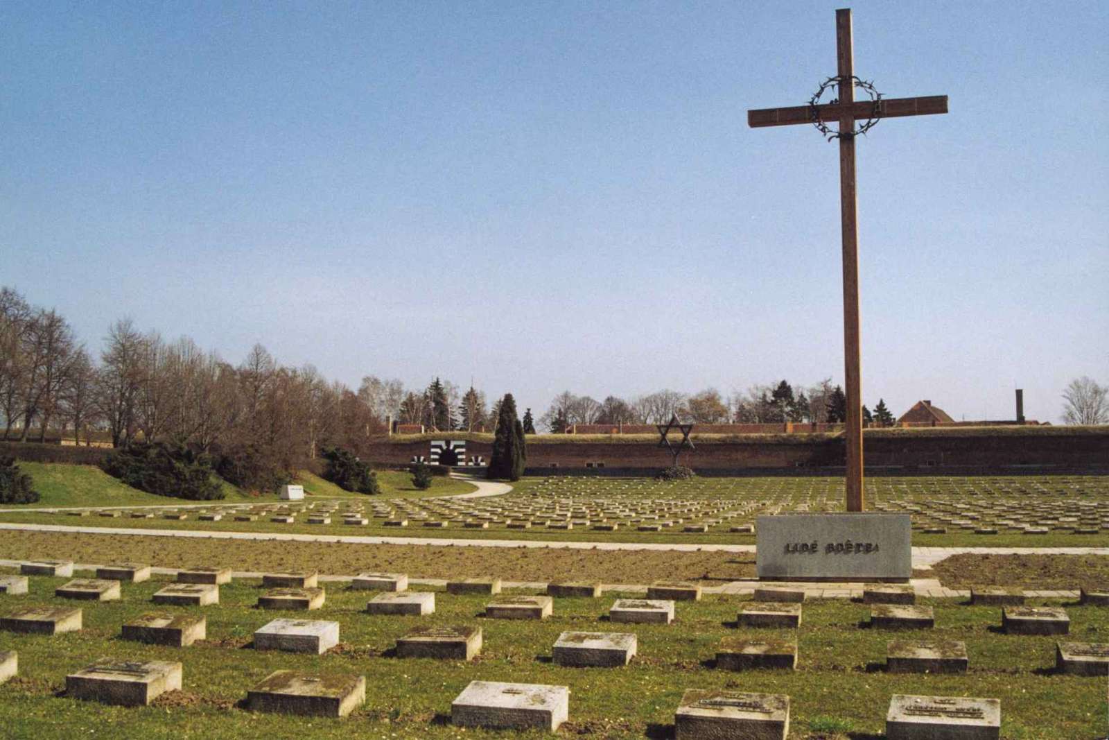 Vanuit Praag: All-inclusive bustour naar Terezin Memorial