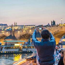 Dinerbuffet-rondvaart Praag over de Moldau bij avondlicht