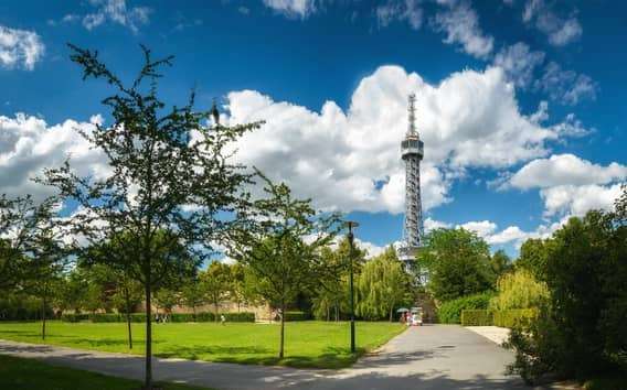 Praag: Petřín uitkijktoren en spiegeldoolhof toegangsbewijs